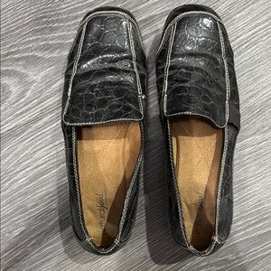 Naturalizer Black Leather Slip-On Loafers